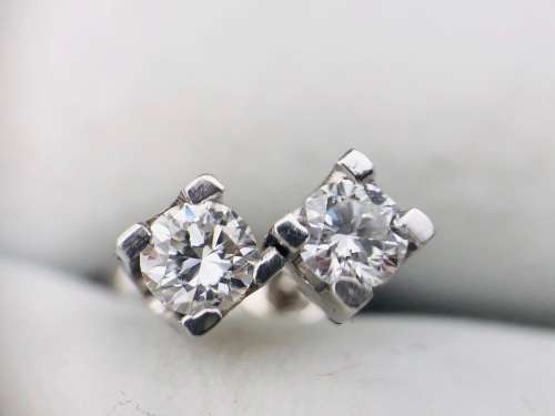 *0.75CT WHITE GOLD RING & EARRING SET* R1 BIDS