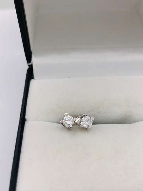 *0.75CT WHITE GOLD RING & EARRING SET* R1 BIDS