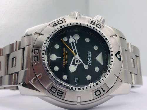 *SEIKO KINETIC DIVERS 200M* BRAND NEW CONDITION!!!