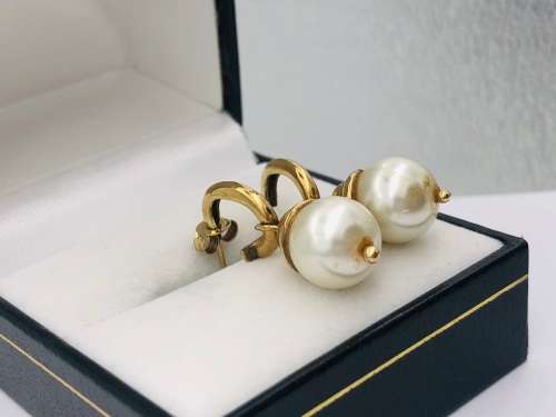 *9CT GOLD SALTWATER PEARL EARRINGS* R1 BIDS!