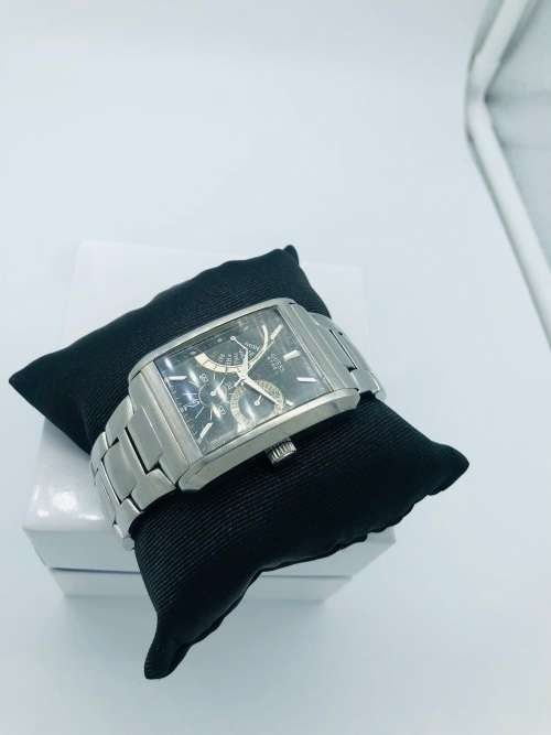 *GUESS STEEL CHRONOGRAPH* BEAUTIFUL WATCH!