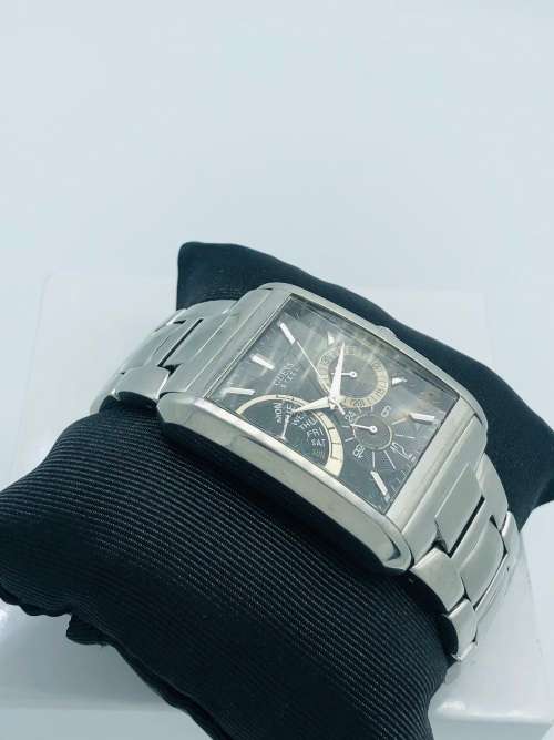*GUESS STEEL CHRONOGRAPH* BEAUTIFUL WATCH!