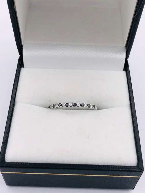 *18CT BLACK & WHITE DIAMOND ETERNITY RING* R1 BIDS