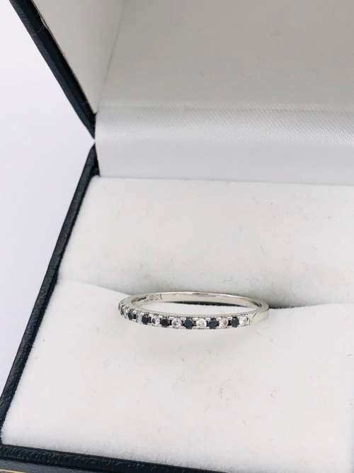*18CT BLACK & WHITE DIAMOND ETERNITY RING* R1 BIDS