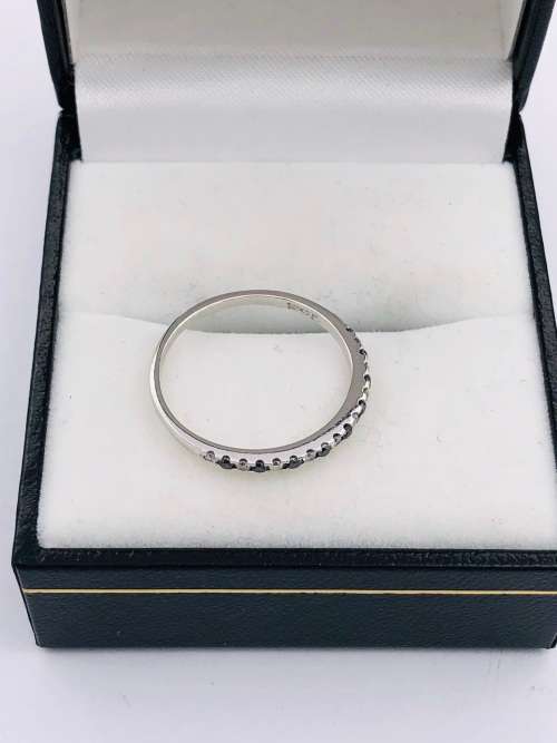 *18CT BLACK & WHITE DIAMOND ETERNITY RING* R1 BIDS