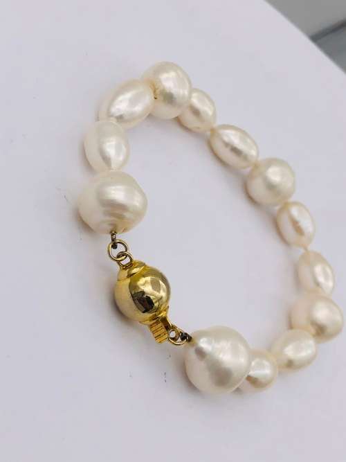 *9CT GOLD SALTWATER PEARL BRACELET* BID FROM R1!