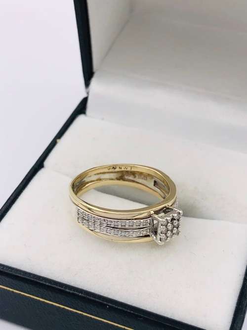 *9CT TWO-TONE DIAMOND CHEQERED RING* 0.31CT DIA!