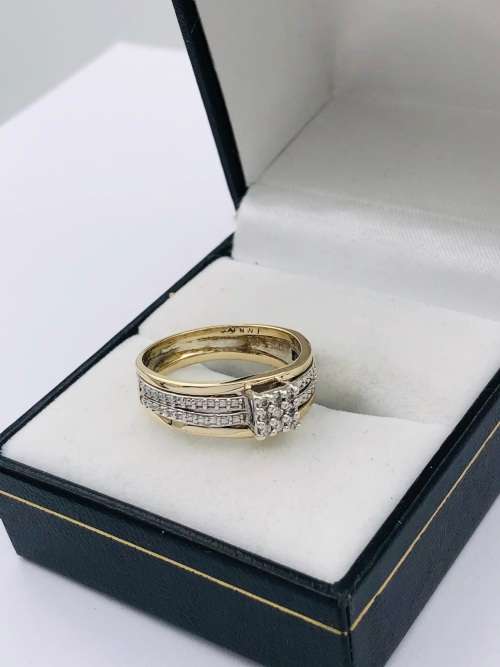 *9CT TWO-TONE DIAMOND CHEQERED RING* 0.31CT DIA!