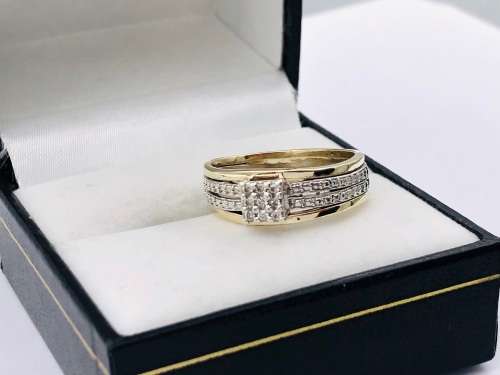 *9CT TWO-TONE DIAMOND CHEQERED RING* 0.31CT DIA!