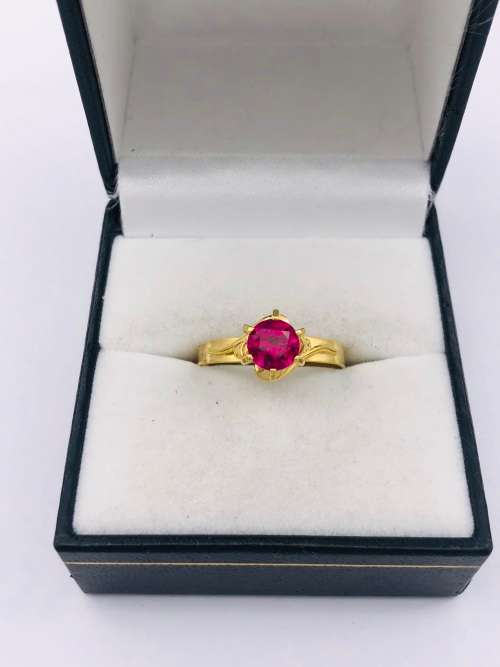 *9CT GOLD RUBY RAISED SOLITAIRE RING* R1 BIDS!