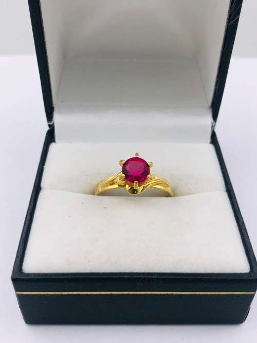 *9CT GOLD RUBY RAISED SOLITAIRE RING* R1 BIDS!