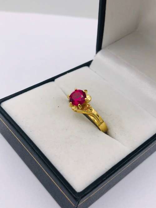 *9CT GOLD RUBY RAISED SOLITAIRE RING* R1 BIDS!