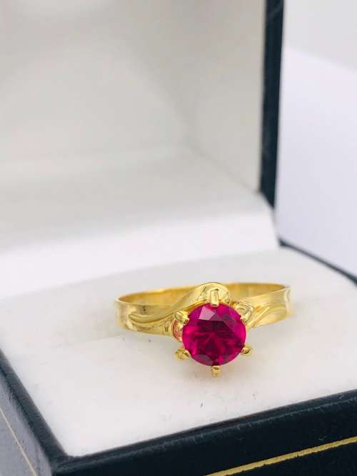*9CT GOLD RUBY RAISED SOLITAIRE RING* R1 BIDS!