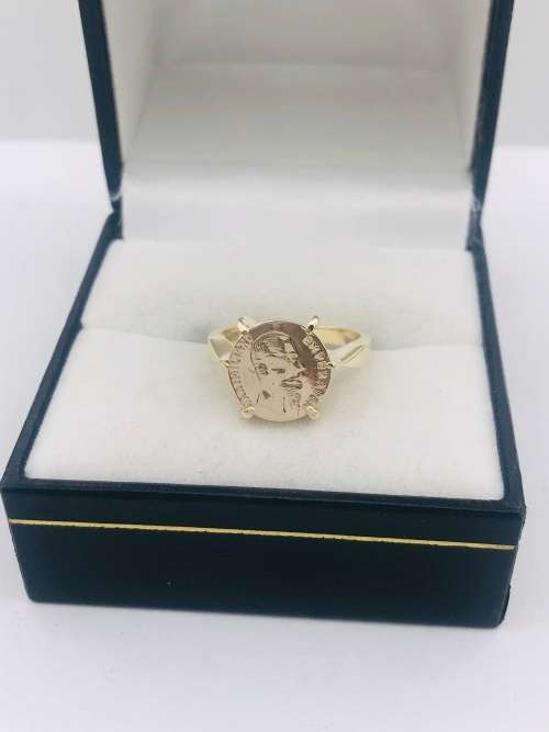 *9CT GOLD COIN RING *(RETAIL R18000)* STATEMENT PIECE
