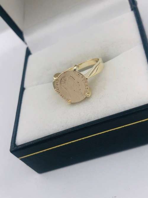 *9CT GOLD COIN RING *(RETAIL R18000)* STATEMENT PIECE