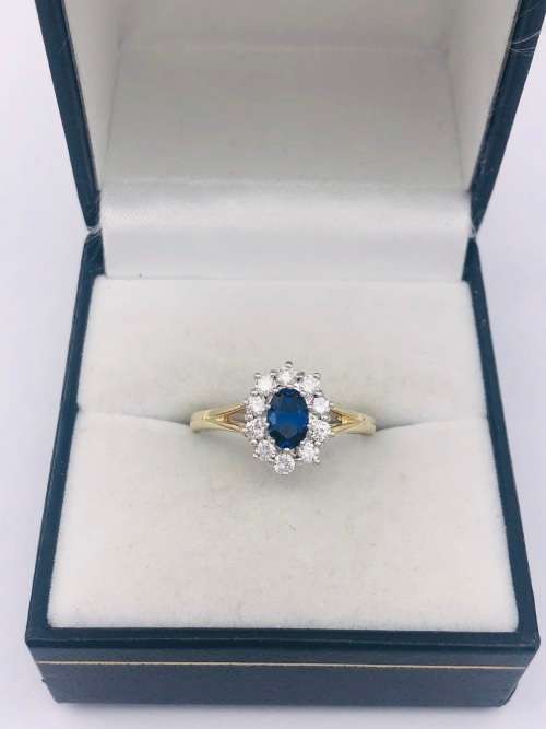 *18CT GOLD SAPPHIRE & DIAMOND CLUSTER RING* R1 BIDS