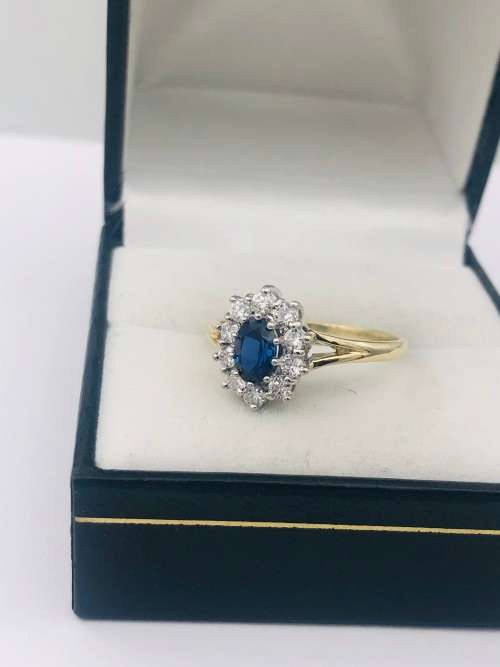 *18CT GOLD SAPPHIRE & DIAMOND CLUSTER RING* R1 BIDS