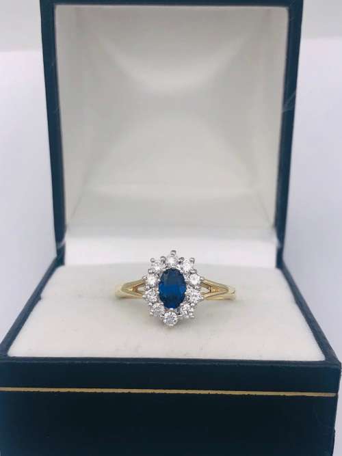 *18CT GOLD SAPPHIRE & DIAMOND CLUSTER RING* R1 BIDS