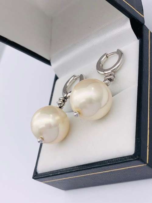 *9CT WHITE GOLD PEARL EARRINGS* R1 BIDS