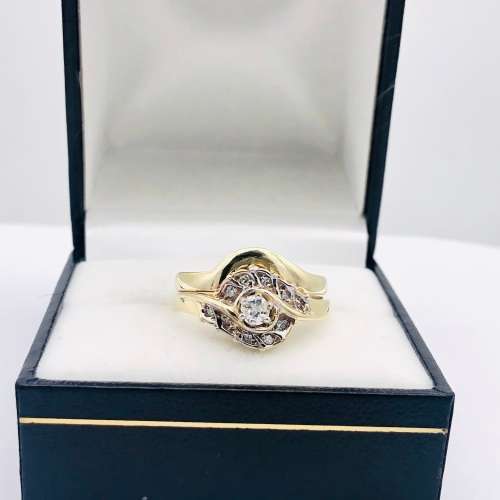*9CT SWIRL DIAMOND RING* R1 BIDS!