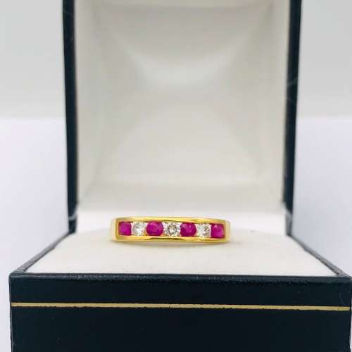 *9CT GOLD DIAMOND & RUBY RING* R1 BIDS!