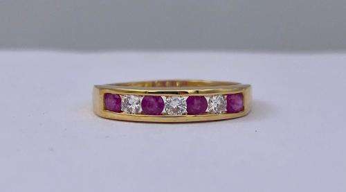 *9CT GOLD DIAMOND & RUBY RING* R1 BIDS!