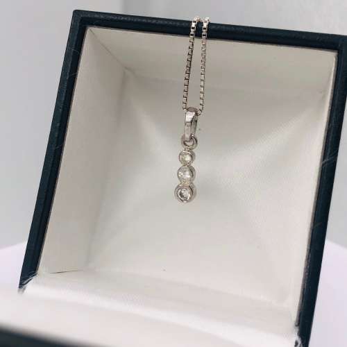 *9CT WHITE GOLD DIAMOND PENDANT* R1 BIDS