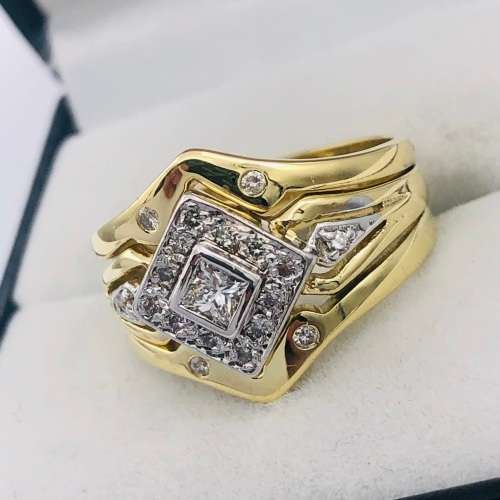 *18CT GOLD 0.60CT CLUSTER DIAMOND RING* R1 BIDS!