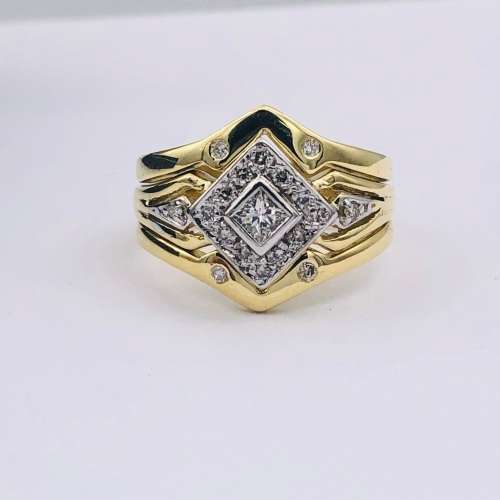 *18CT GOLD 0.60CT CLUSTER DIAMOND RING* R1 BIDS!