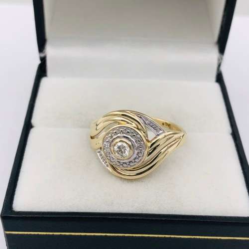 *9CT SWIRL DIAMOND RING* R1 BIDS!