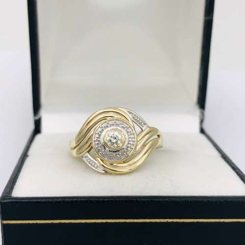 *9CT SWIRL DIAMOND RING* R1 BIDS!