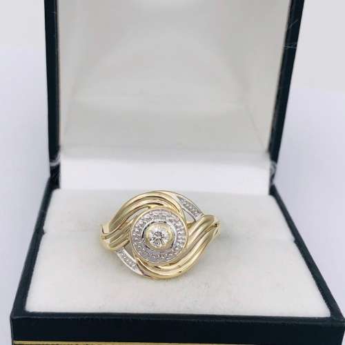*9CT SWIRL DIAMOND RING* R1 BIDS!
