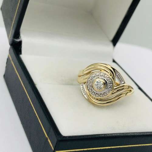 *9CT SWIRL DIAMOND RING* R1 BIDS!