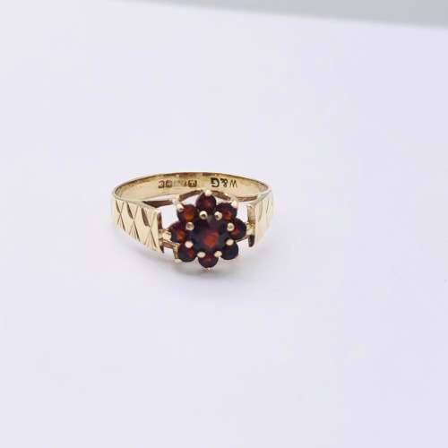 *9CT GOLD GARNET CLUSTER RING* R1 BIDS!