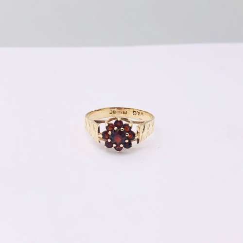 *9CT GOLD GARNET CLUSTER RING* R1 BIDS!