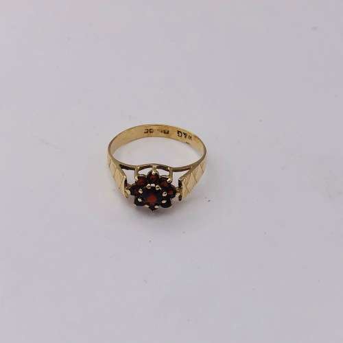 *9CT GOLD GARNET CLUSTER RING* R1 BIDS!