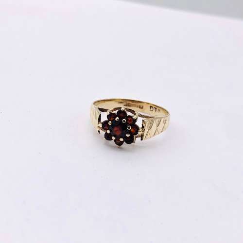 *9CT GOLD GARNET CLUSTER RING* R1 BIDS!