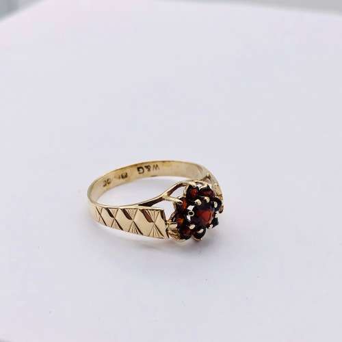*9CT GOLD GARNET CLUSTER RING* R1 BIDS!
