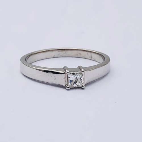 *9CT WHITE GOLD PRINCESS DIAMOND RING* R1 BIDS