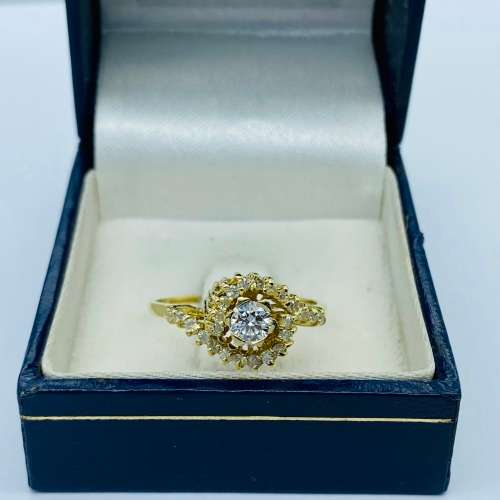 *0.51CT DIAMOND SWIRL SOLITAIRE RING - 18K GOLD* R1 BIDS!
