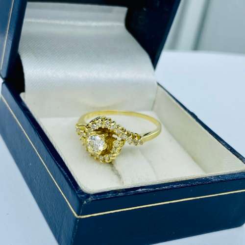 *0.51CT DIAMOND SWIRL SOLITAIRE RING - 18K GOLD* R1 BIDS!