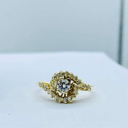 *0.51CT DIAMOND SWIRL SOLITAIRE RING - 18K GOLD* R1 BIDS!