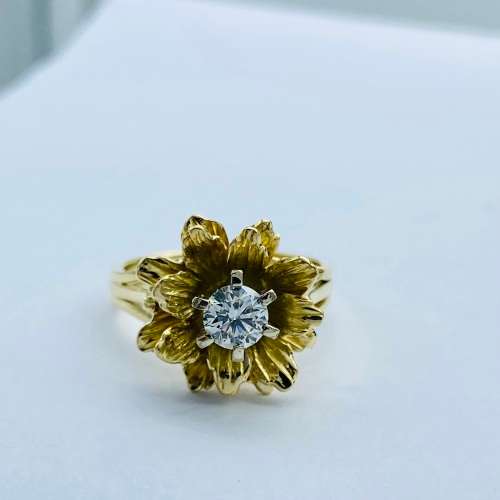 *0.50CT INVESTMENT DIAMOND FLOWER RING - 18K GOLD* R1 BIDS!