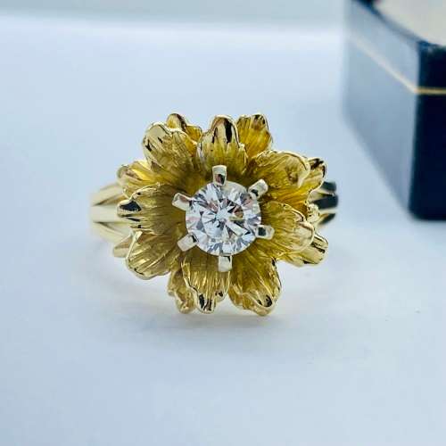 *0.50CT INVESTMENT DIAMOND FLOWER RING - 18K GOLD* R1 BIDS!