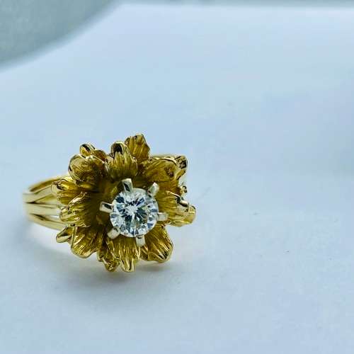 *0.50CT INVESTMENT DIAMOND FLOWER RING - 18K GOLD* R1 BIDS!