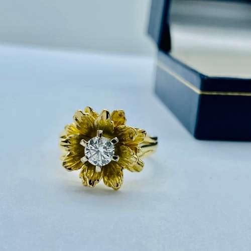 *0.50CT INVESTMENT DIAMOND FLOWER RING - 18K GOLD* R1 BIDS!