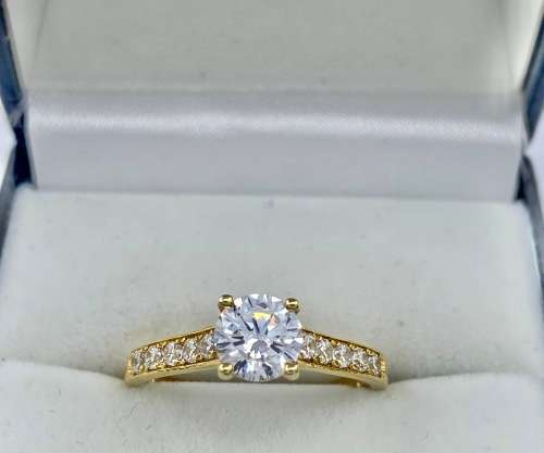 *STUNNING RADIANT CUBIC SOLID GOLD RING* R1 BIDS