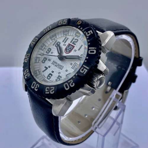 *LUMINOX SWISS MENS DIVERS WATCH* R1 BIDS!