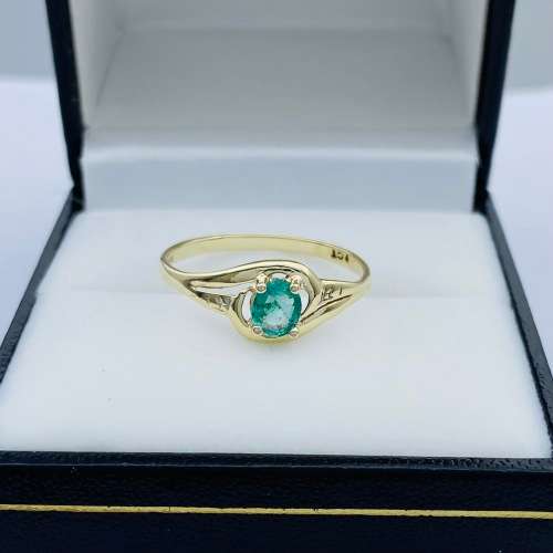 *STUNNING EMERALD and YELLOW GOLD SIGNET RING* R1 BIDS!!!