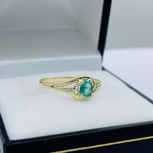 *STUNNING EMERALD and YELLOW GOLD SIGNET RING* R1 BIDS!!!